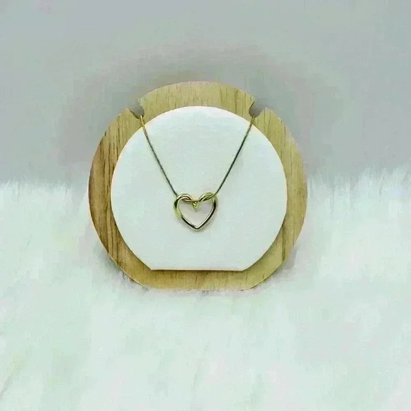The Classic Heart Pendant in Gold - Picture 4 of 5